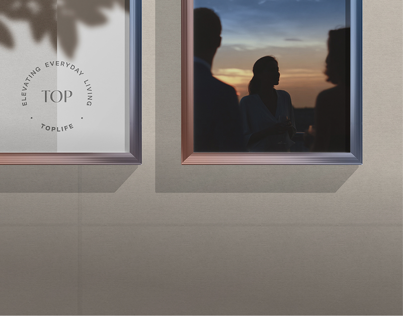 Ombre di tre persone che conversano al tramonto, visibili attraverso una finestra incorniciata.